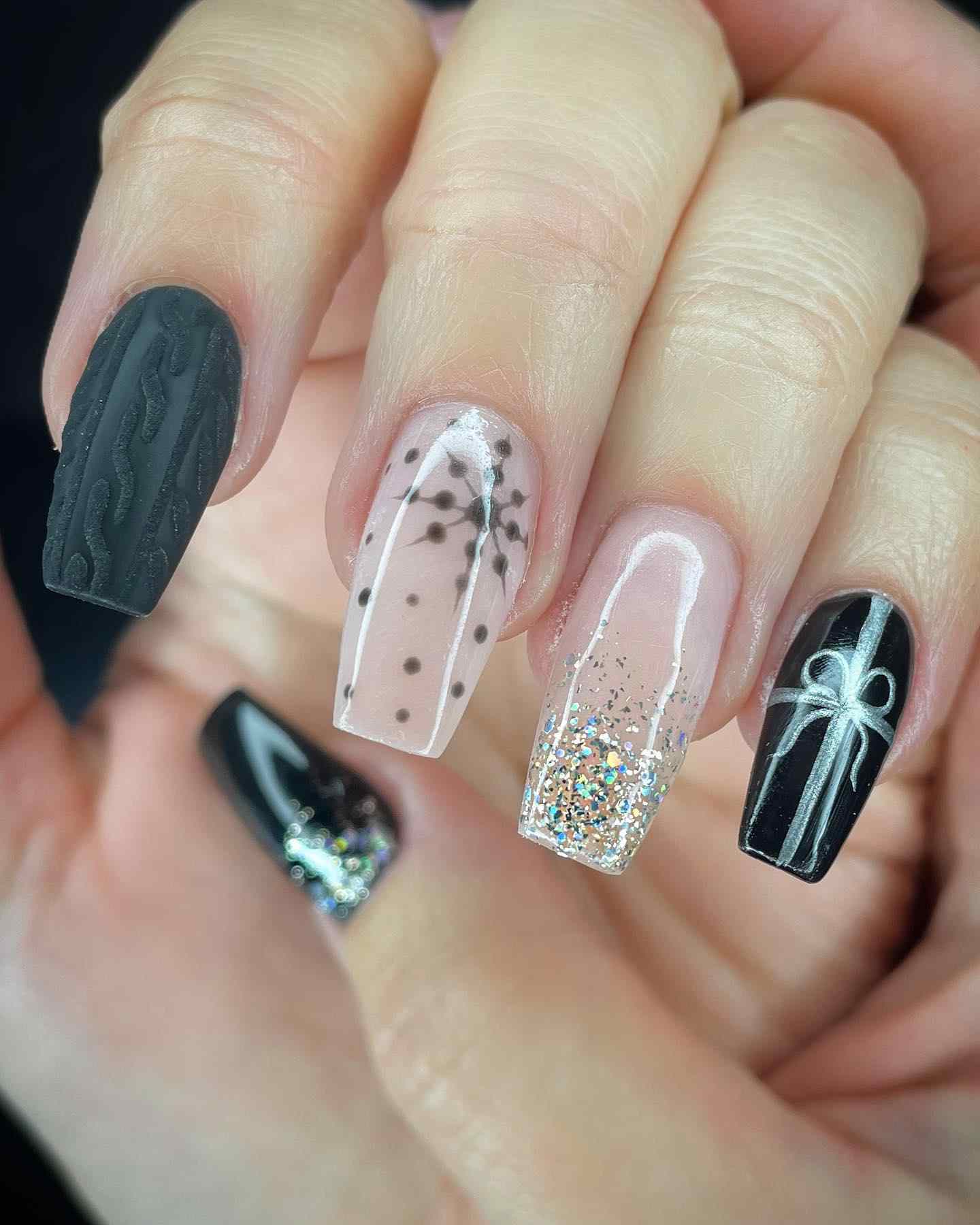 35+ Black Christmas Nails You'll Love This Season