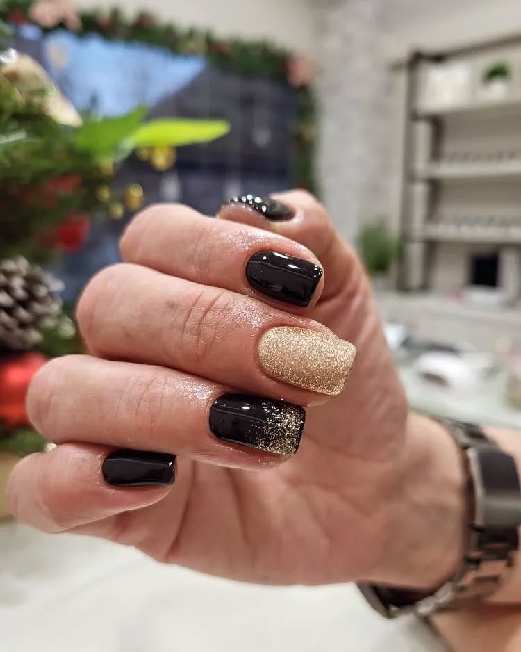 35+ Square Christmas Nails You'll Love This Season