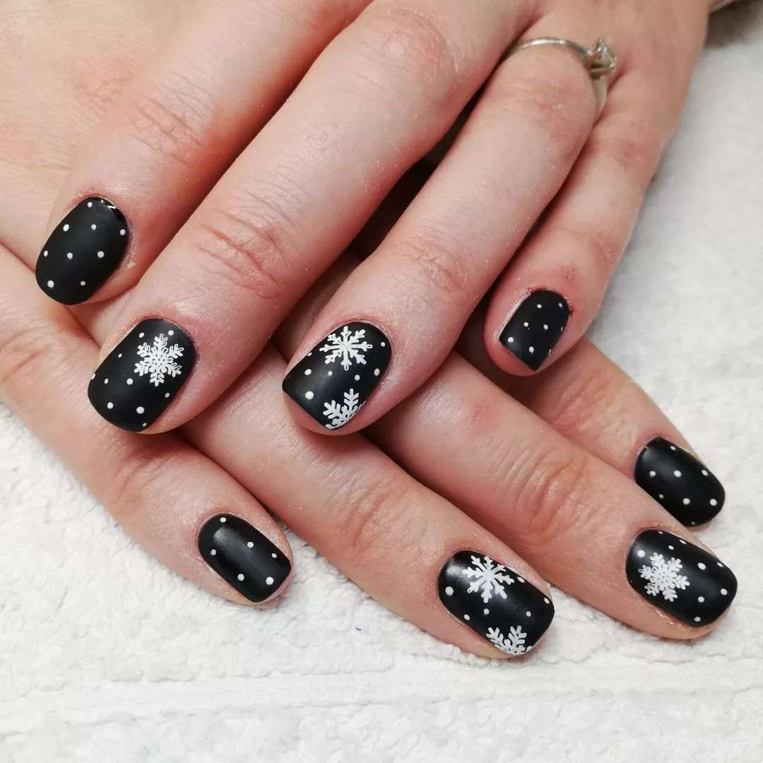 Black Matte Snowflake Short Nails
