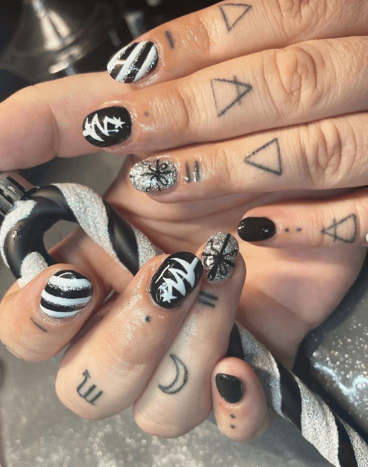 Black Silver Christmas Tree Goth Nails