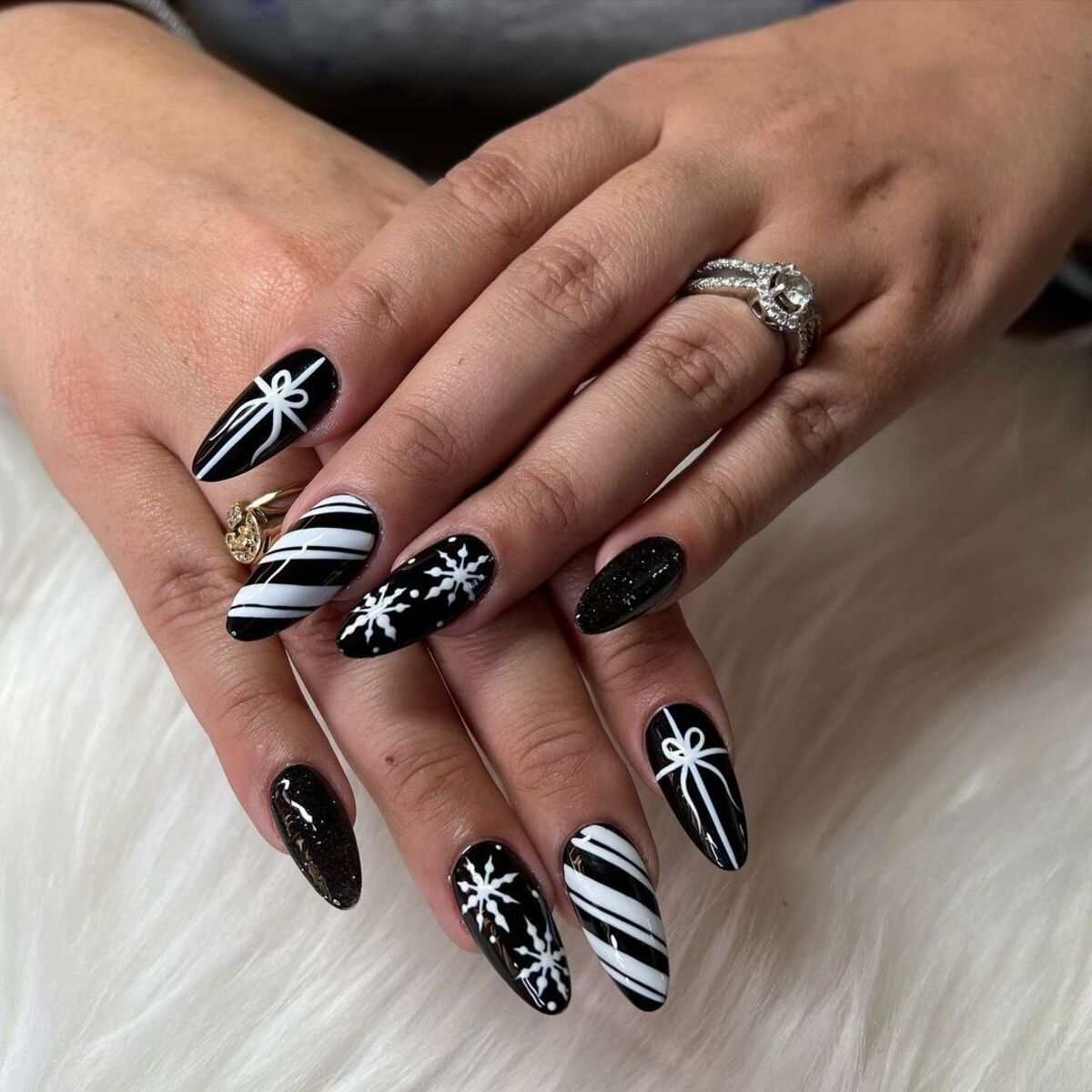 35+ Christmas Almond Nails You'll Love This Season