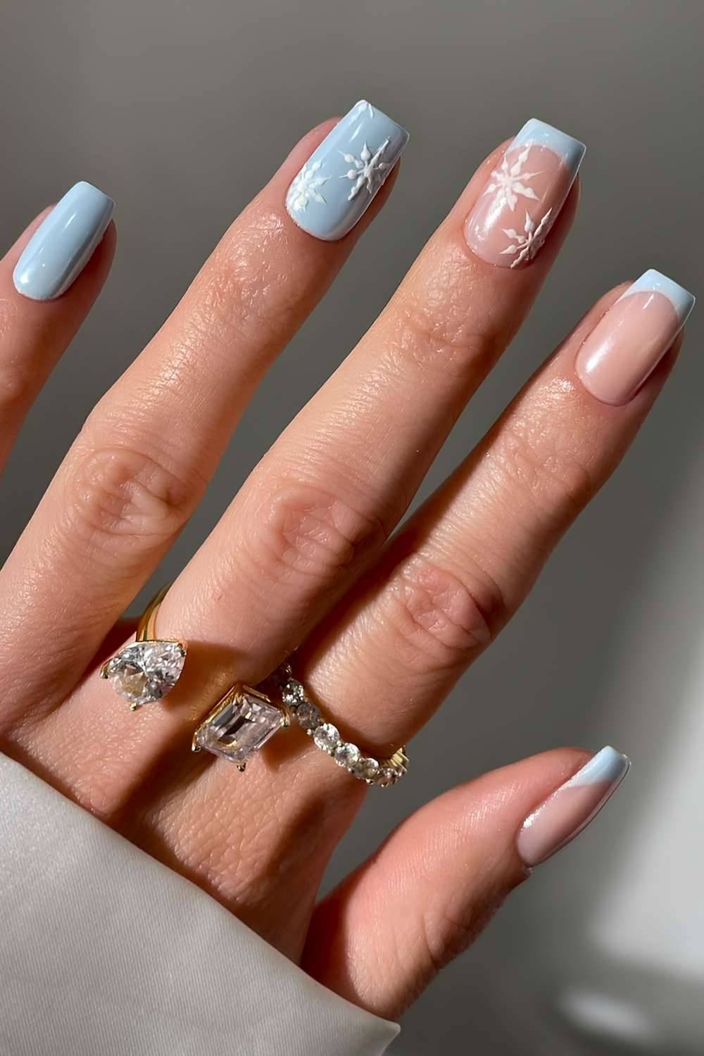 35+ Simple Christmas Nails You'll Love This Season