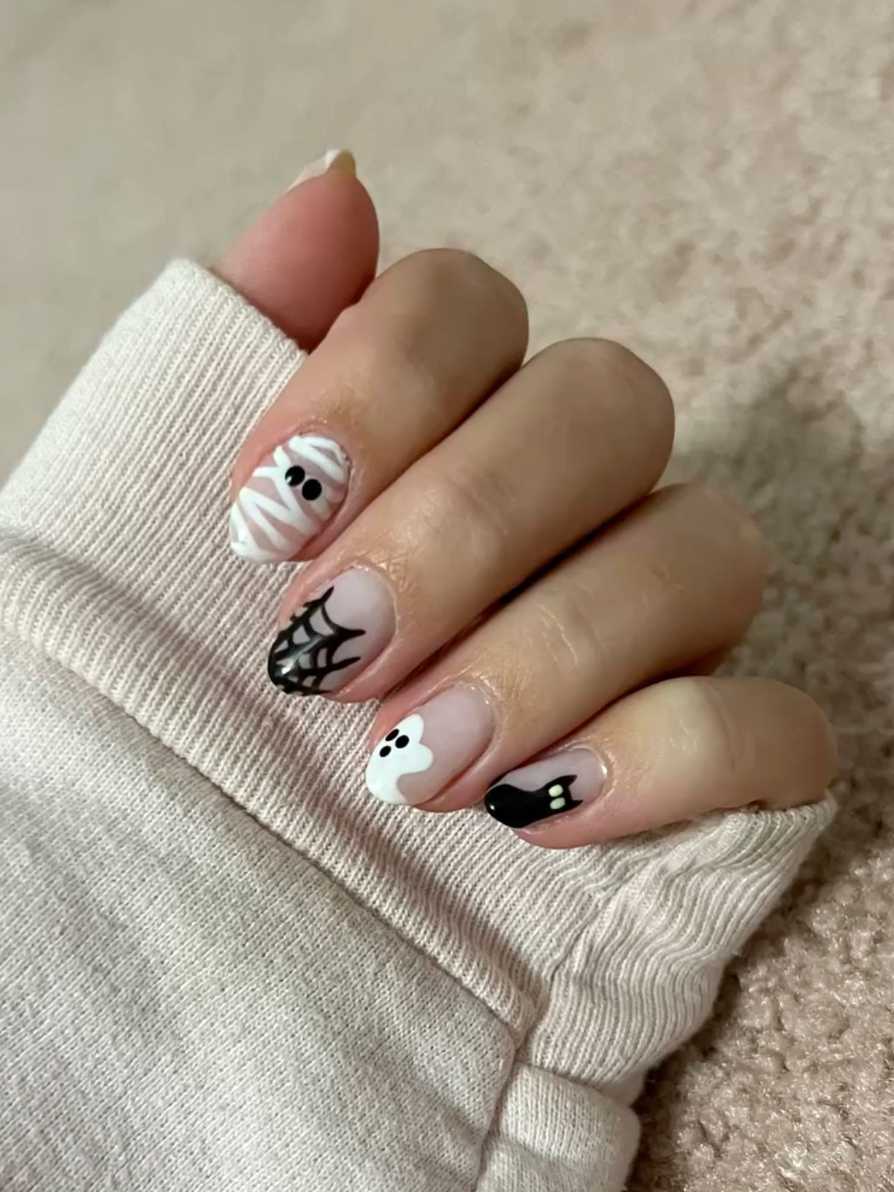 Cute Spooky Mummy Ghost Spiderweb And Cat Short Round Nails