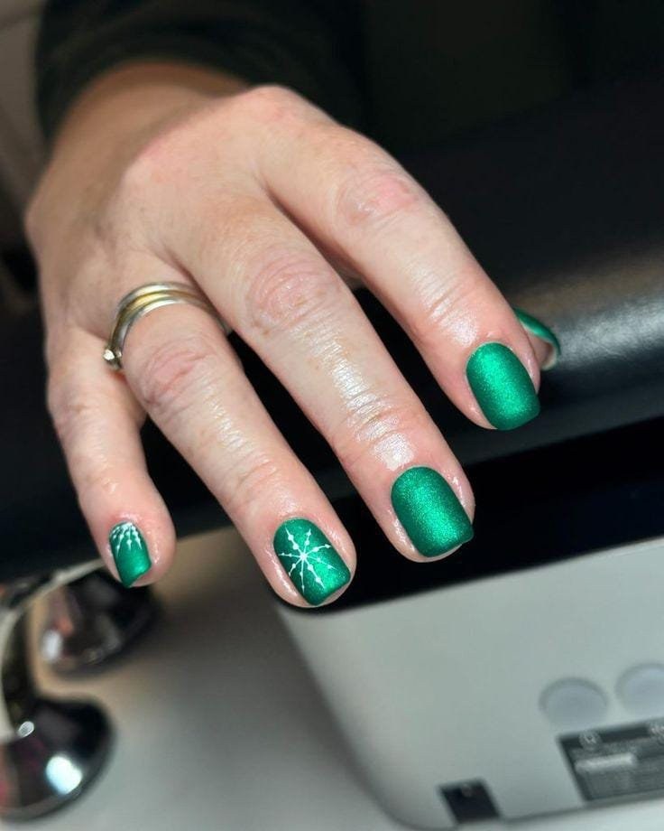 Emerald Green Snowflake Short Nails