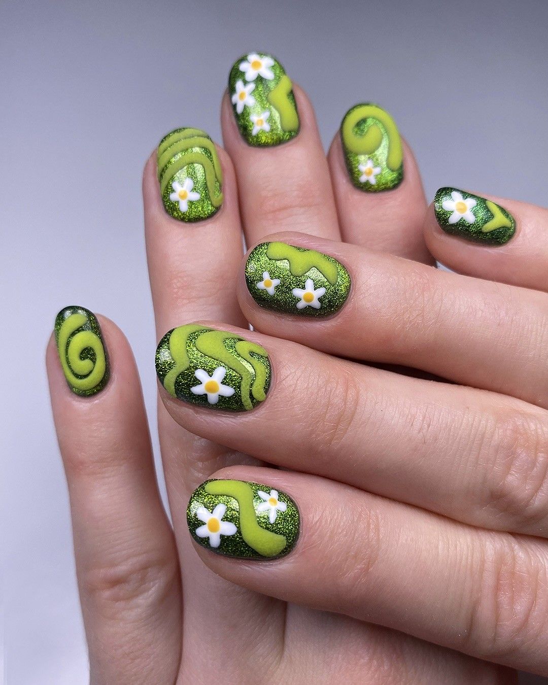 Green Daisy Swirl Nails