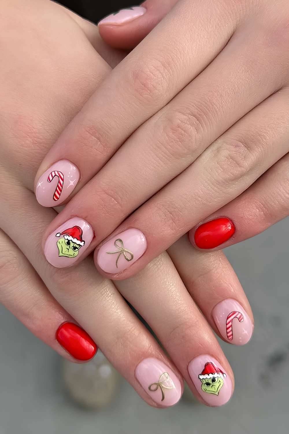 Grinch Candy Cane Bow Short Nails