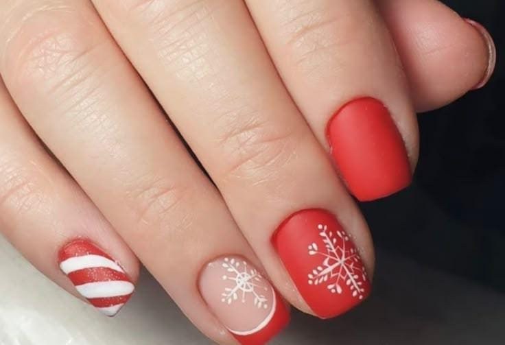 Matte Red Snowflake Short Nails