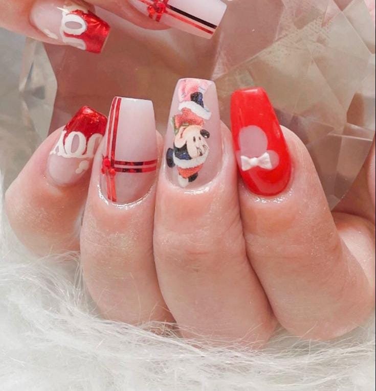Mickey Santa Face Gift Wrap Disney Nails