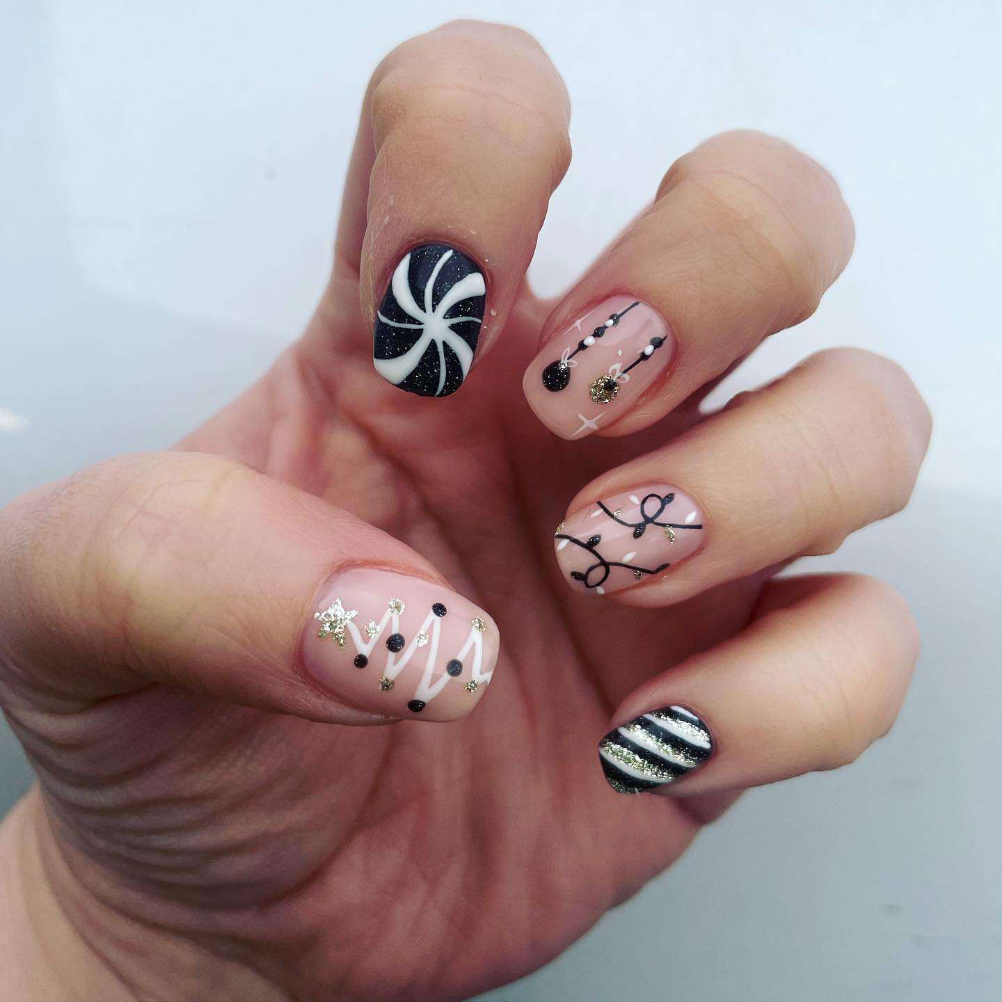 Nude Black Pinwheel Star Nails