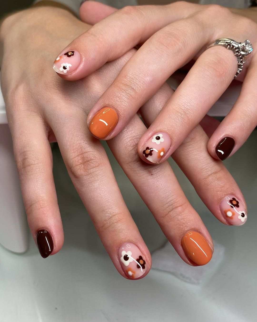 Retro Autumn Floral Daisy Short Round Nails