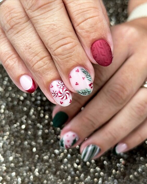 Short Christmas Red Green Gold Nails