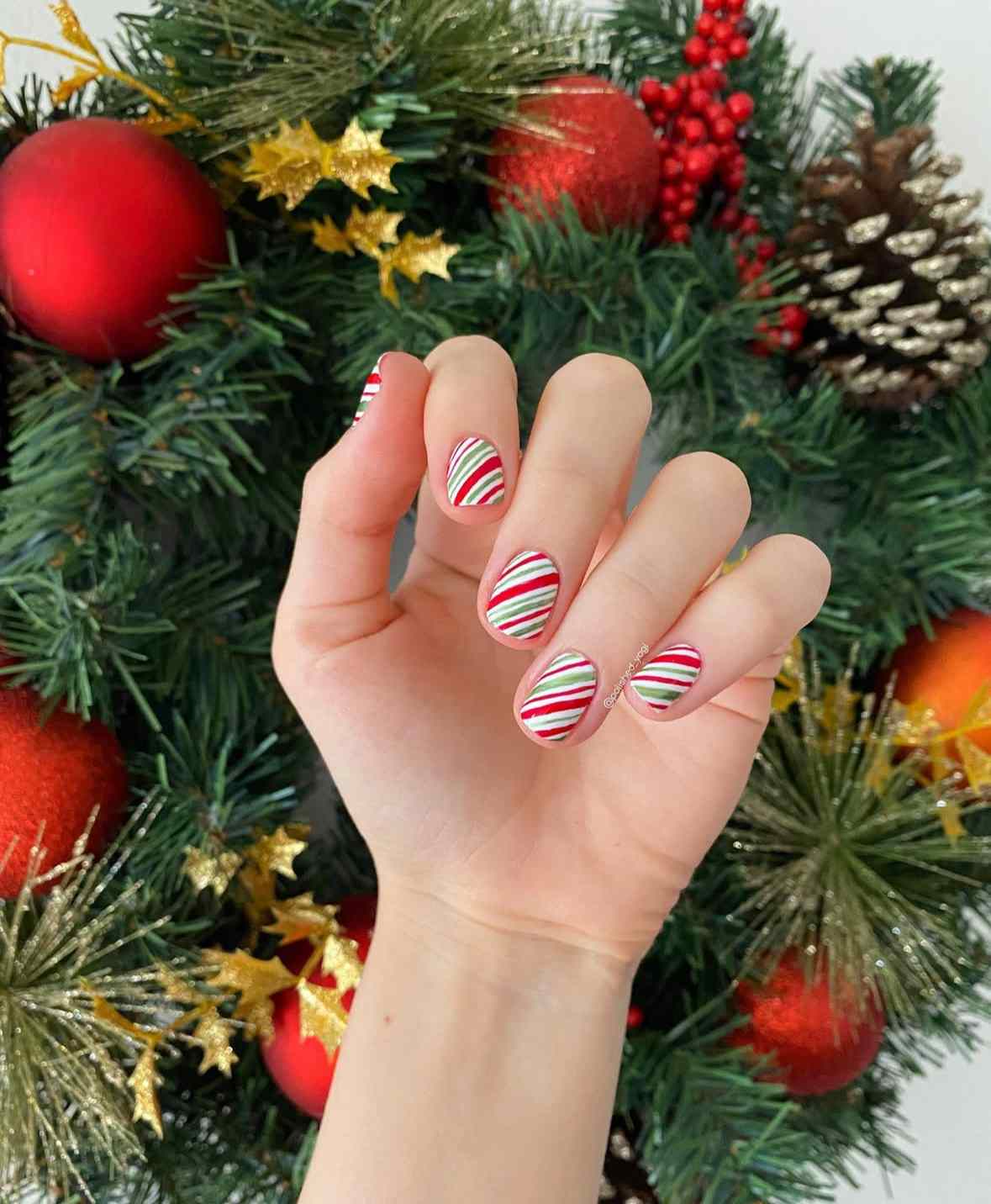 Short Diagonal Red Green Stripe Nails