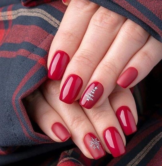Short Red Snowflake Detail Nails