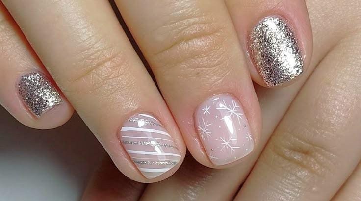 Soft Sparkle Snowflake Short Nails