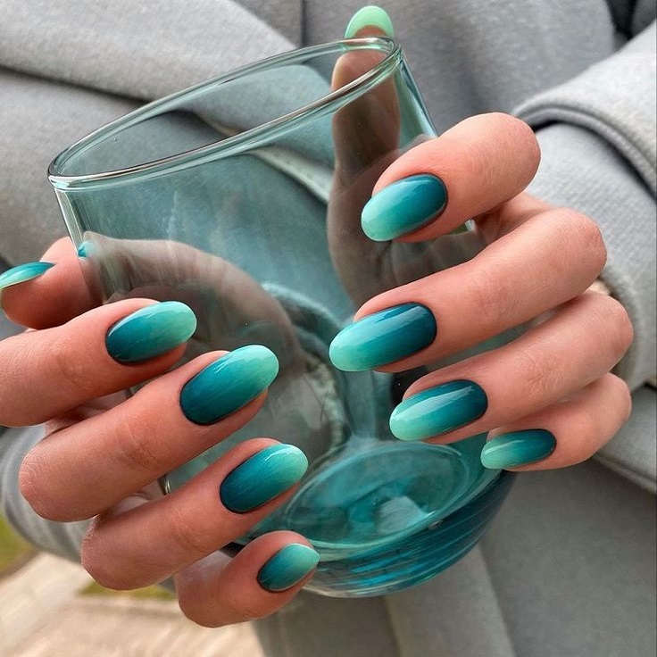 Summer nails 2025 - minimalist nude nail art with elegant curved gold metallic accents for sophisticated summer manicures